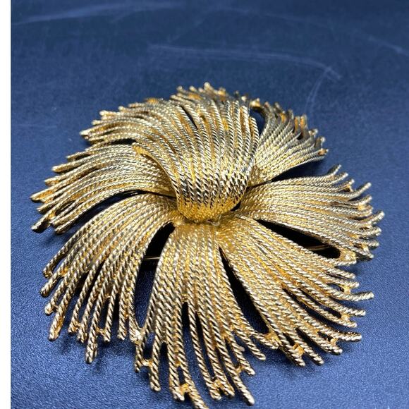 Large Vintage 1960s Monet Gold Tone‎ Cordelia Flower Brooch - Picture 1 of 6